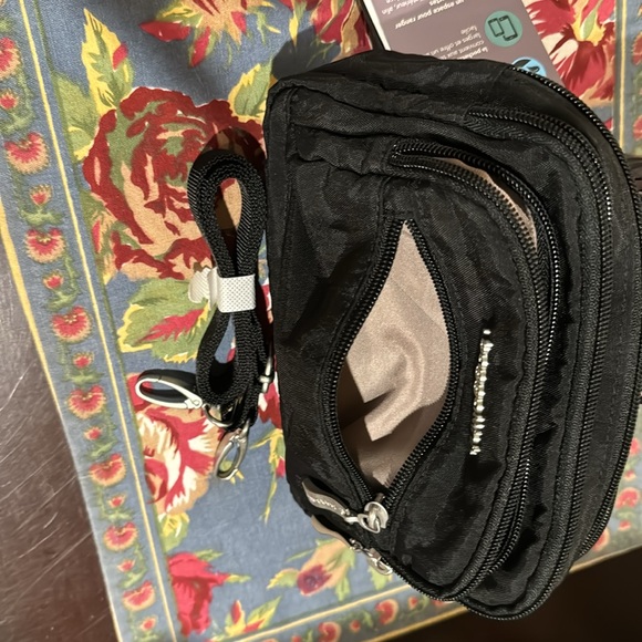 Baggallini Triple Zip Crossbody Belt Hip bag Black w/Sand lining silver hardware - Picture 7 of 14